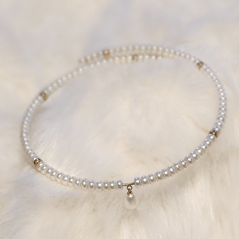 Elegant Pearl Necklace with Gold Accents - Picture 2 of 3